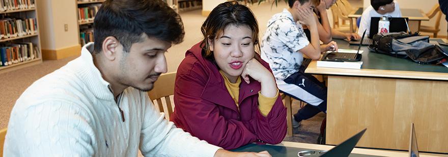 两名西雅图州立大学学生在艾姆斯图书馆做研究|克里斯·杨摄